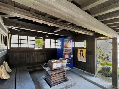 温泉棟前の休憩スペース